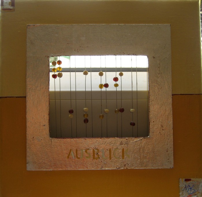 "Ausblick" (panorama)
Acrílico sobre lienzo y pan de platra sobre cartón, hilo de nylon y escritura Braille con perlas.
Cuadro palpable 